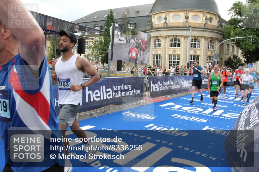 29.06.2025 - hella hamburg halbmarathon Michael Strokosch http://msf.ph/oto/8336256 29.06.2025 10:50:36 Ziel 1399, 1750, 3414, 4127, 4346, 5447, 6282, 7397, 7786, 8153, 8576, 9057, 11214, 11455, 13812, 14626, 15519, 15803, 16806, 17179, 17247, 17319, 18006 meine-sportfotos.de