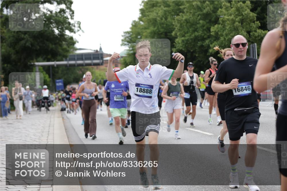 29.06.2025 - hella hamburg halbmarathon Jannik Wohlers http://msf.ph/oto/8336265 29.06.2025 10:40:54 Lombardsbrücke 1536, 1542, 1731, 2229, 2258, 2805, 3532, 3533, 3623, 4412, 4610, 5086, 5225, 5688, 5689, 5928, 5942, 6088, 6250, 6474, 6793, 6894, 7661, 7821, 8293, 8385, 8586, 8751, 8878, 8992, 9962, 10181, 10269, 10407, 10835, 11209, 11851, 13168, 13299, 13373, 13778, 13848, 14037, 14253, 14376, 15076, 15224, 15953, 16260, 16454, 16559, 16846, 16981, 17370, 17872, 18494, 18580, 18888 meine-sportfotos.de