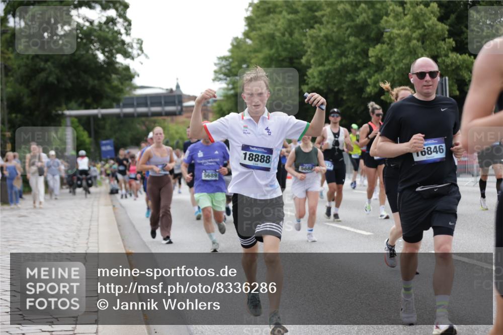 29.06.2025 - hella hamburg halbmarathon Jannik Wohlers http://msf.ph/oto/8336286 29.06.2025 10:40:54 Lombardsbrücke 1536, 1542, 1731, 2229, 2258, 2805, 3532, 3533, 3623, 4412, 4610, 5086, 5225, 5688, 5689, 5928, 5942, 6088, 6250, 6474, 6793, 6894, 7661, 7821, 8293, 8385, 8586, 8751, 8878, 8992, 9962, 10181, 10269, 10407, 10835, 11209, 11851, 13168, 13299, 13373, 13778, 13848, 14037, 14253, 14376, 15076, 15224, 15953, 16260, 16454, 16559, 16846, 16981, 17370, 17872, 18494, 18580, 18888 meine-sportfotos.de