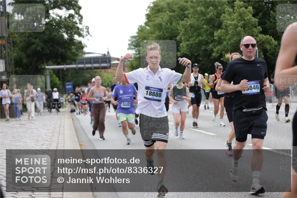 29.06.2025 - hella hamburg halbmarathon Jannik Wohlers http://msf.ph/oto/8336327 29.06.2025 10:40:54 Lombardsbrücke 1536, 1542, 1731, 2229, 2258, 2805, 3532, 3533, 3623, 4412, 4610, 5086, 5225, 5688, 5689, 5928, 5942, 6088, 6250, 6474, 6793, 6894, 7661, 7821, 8293, 8385, 8586, 8751, 8878, 8992, 9962, 10181, 10269, 10407, 10835, 11209, 11851, 13168, 13299, 13373, 13778, 13848, 14037, 14253, 14376, 15076, 15224, 15953, 16260, 16454, 16559, 16846, 16981, 17370, 17872, 18494, 18580, 18888 meine-sportfotos.de