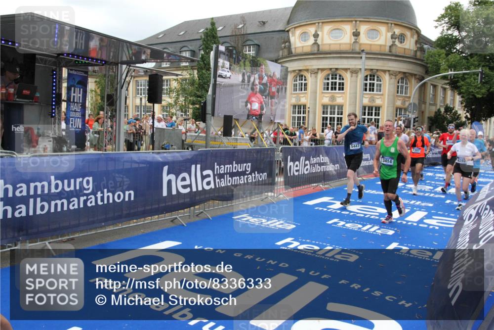 29.06.2025 - hella hamburg halbmarathon Michael Strokosch http://msf.ph/oto/8336333 29.06.2025 10:50:36 Ziel 1399, 1750, 3414, 4127, 4346, 5447, 6282, 7397, 7786, 8153, 8576, 9057, 11214, 11455, 13812, 14626, 15519, 15803, 16806, 17179, 17247, 17319, 18006 meine-sportfotos.de