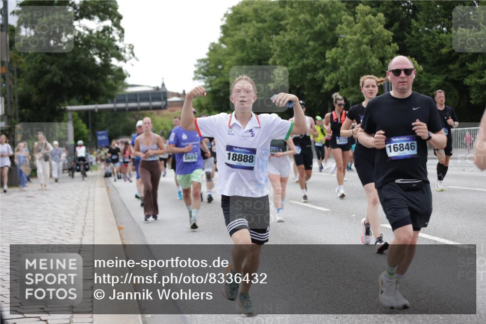 29.06.2025 - hella hamburg halbmarathon Jannik Wohlers http://msf.ph/oto/8336432 29.06.2025 10:40:54 Lombardsbrücke 1536, 1542, 1731, 2229, 2258, 2805, 3532, 3533, 3623, 4412, 4610, 5086, 5225, 5688, 5689, 5928, 5942, 6088, 6250, 6474, 6793, 6894, 7661, 7821, 8293, 8385, 8586, 8751, 8878, 8992, 9962, 10181, 10269, 10407, 10835, 11209, 11851, 13168, 13299, 13373, 13778, 13848, 14037, 14253, 14376, 15076, 15224, 15953, 16260, 16454, 16559, 16846, 16981, 17370, 17872, 18494, 18580, 18888 meine-sportfotos.de