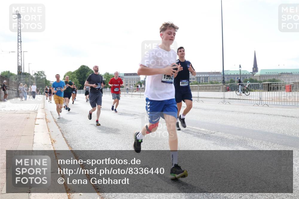 29.06.2025 - hella hamburg halbmarathon Lena Gebhardt http://msf.ph/oto/8336440 29.06.2025 10:13:20 Lombardsbrücke 3218, 12492, 1592, 8913, 1007, 1020, 1051, 1747, 1859, 2055, 2942, 2961, 3218, 3360, 3728, 3729, 4187, 4532, 4795, 4950, 5546, 6489, 6717, 6724, 7346, 7446, 7447, 7460, 7873, 8279, 8398, 8405, 8913, 9128, 9141, 9527, 9612, 10067, 10402, 11720, 12492, 13331, 13928, 14404, 15531, 15663, 15922, 16030, 16255, 16323, 16437, 17474, 17699, 17988, 18048, 18222, 18231, 18320, 18530, 18732 meine-sportfotos.de