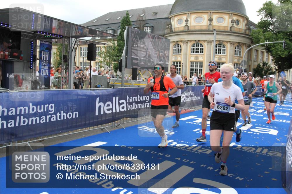 29.06.2025 - hella hamburg halbmarathon Michael Strokosch http://msf.ph/oto/8336481 29.06.2025 10:50:38 Ziel 1399, 1750, 3414, 4346, 5447, 6282, 6662, 7397, 7583, 7786, 8153, 8576, 9057, 11214, 13808, 13812, 13875, 15519, 15803, 16291, 16806, 17179, 17247, 18006, 18413 meine-sportfotos.de