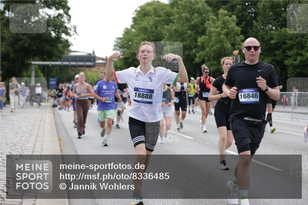 29.06.2025 - hella hamburg halbmarathon Jannik Wohlers http://msf.ph/oto/8336485 29.06.2025 10:40:54 Lombardsbrücke 1536, 1542, 1731, 2229, 2258, 2805, 3532, 3533, 3623, 4412, 4610, 5086, 5225, 5688, 5689, 5928, 5942, 6088, 6250, 6474, 6793, 6894, 7661, 7821, 8293, 8385, 8586, 8751, 8878, 8992, 9962, 10181, 10269, 10407, 10835, 11209, 11851, 13168, 13299, 13373, 13778, 13848, 14037, 14253, 14376, 15076, 15224, 15953, 16260, 16454, 16559, 16846, 16981, 17370, 17872, 18494, 18580, 18888 meine-sportfotos.de
