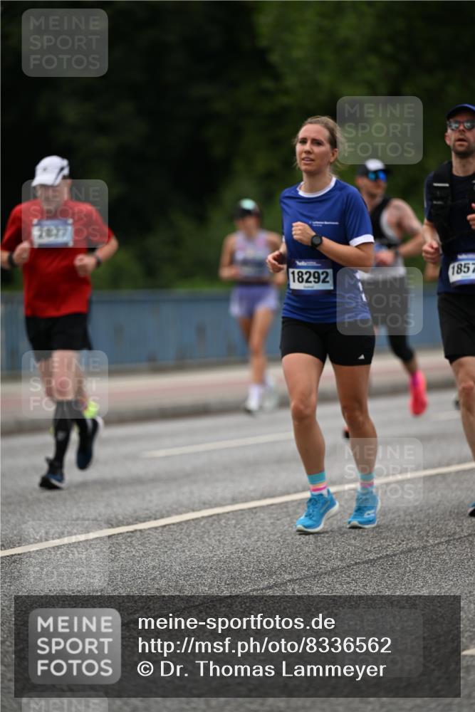 29.06.2025 - hella hamburg halbmarathon Dr. Thomas Lammeyer http://msf.ph/oto/8336562 29.06.2025 10:40:03 Kennedybrücke 1336, 1717, 2352, 2412, 2588, 2827, 3828, 4413, 4965, 5147, 5531, 6021, 6381, 6845, 6867, 7111, 7275, 8356, 8567, 8947, 9470, 9819, 10047, 10565, 10567, 11010, 11187, 11198, 11233, 11359 meine-sportfotos.de