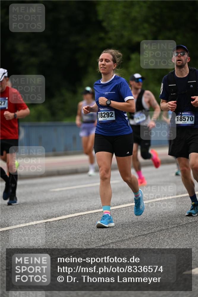 29.06.2025 - hella hamburg halbmarathon Dr. Thomas Lammeyer http://msf.ph/oto/8336574 29.06.2025 10:40:03 Kennedybrücke 1336, 1717, 2352, 2412, 2588, 2827, 3828, 4413, 4965, 5147, 5531, 6021, 6381, 6845, 6867, 7111, 7275, 8356, 8567, 8947, 9470, 9819, 10047, 10565, 10567, 11010, 11187, 11198, 11233, 11359 meine-sportfotos.de