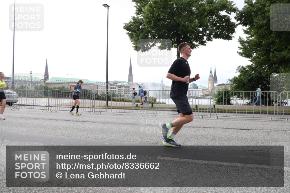 29.06.2025 - hella hamburg halbmarathon Lena Gebhardt http://msf.ph/oto/8336662 29.06.2025 10:38:06 Lombardsbrücke 1857, 1196, 1394, 1457, 1475, 1578, 1596, 1742, 1791, 1799, 1901, 1966, 1985, 2113, 2199, 2498, 2786, 2853, 3010, 3094, 3095, 3230, 3242, 3246, 3286, 3338, 3635, 3636, 3716, 3880, 4414, 4921, 5139, 5300, 5522, 5713, 5875, 6199, 6200, 6243, 6362, 6697, 6751, 6930, 7118, 7165, 7244, 7321, 7350, 7552, 7629, 7696, 7868, 7914, 8985, 9247, 9288, 9895, 10159, 10506, 10836, 11087, 11543, 12254, 17798 meine-sportfotos.de