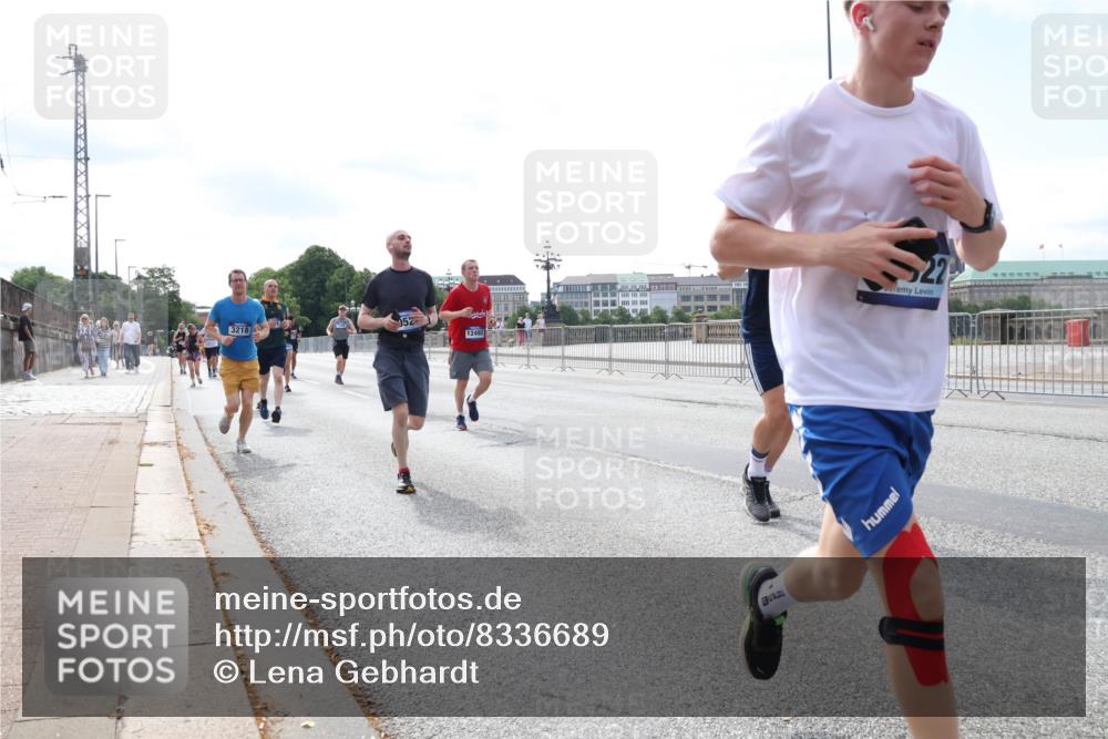 29.06.2025 - hella hamburg halbmarathon Lena Gebhardt http://msf.ph/oto/8336689 29.06.2025 10:13:20 Lombardsbrücke 952, 3218, 12492, 22, 1007, 1020, 1051, 1747, 1859, 2055, 2942, 2961, 3218, 3360, 3728, 3729, 4187, 4532, 4795, 4950, 5546, 6489, 6717, 6724, 7346, 7446, 7447, 7460, 7873, 8279, 8398, 8405, 8913, 9128, 9141, 9527, 9612, 10067, 10402, 11720, 12492, 13331, 13928, 14404, 15531, 15663, 15922, 16030, 16255, 16323, 16437, 17474, 17699, 17988, 18048, 18222, 18231, 18320, 18530, 18732 meine-sportfotos.de