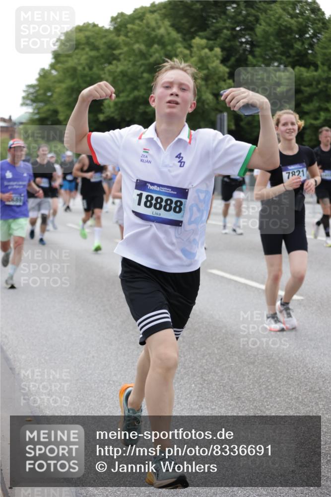 29.06.2025 - hella hamburg halbmarathon Jannik Wohlers http://msf.ph/oto/8336691 29.06.2025 10:40:55 Lombardsbrücke 1536, 1542, 1731, 2229, 2258, 2805, 3532, 3533, 3623, 4412, 4610, 5225, 5688, 5689, 5928, 5942, 6088, 6250, 6474, 6793, 6894, 7022, 7023, 7661, 7821, 8293, 8385, 8586, 8751, 8878, 8992, 9962, 10181, 10407, 10483, 10835, 11209, 11437, 11438, 11851, 12481, 13168, 13299, 13373, 13778, 13848, 14037, 14253, 14376, 15076, 15224, 15953, 16260, 16454, 16550, 16559, 16846, 16981, 17370, 18494, 18580, 18814, 18888 meine-sportfotos.de