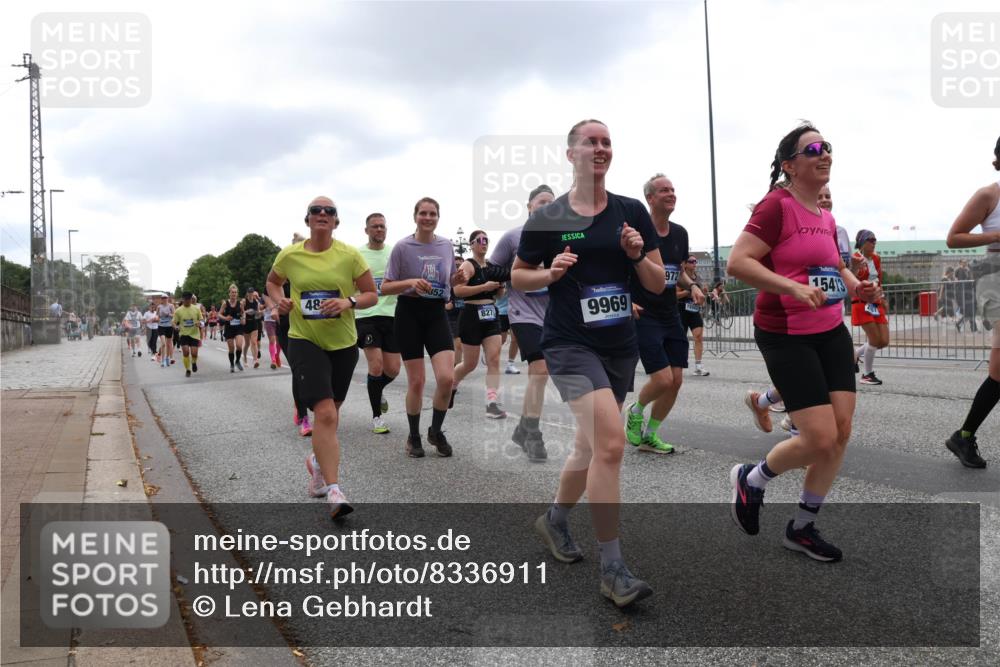 29.06.2025 - hella hamburg halbmarathon Lena Gebhardt http://msf.ph/oto/8336911 29.06.2025 10:47:39 Lombardsbrücke 48, 352, 827, 9969, 972, 15413, 201, 1045, 1246, 1392, 1434, 1463, 1523, 1618, 1639, 1704, 1926, 2148, 2197, 2407, 2491, 2545, 2704, 2790, 2882, 2994, 3049, 3339, 4037, 4184, 4325, 4423, 4806, 4856, 4895, 4974, 4975, 5621, 5622, 5886, 5895, 6255, 6256, 6879, 6995, 7403, 7427, 7430, 7431, 7630, 7631, 7970, 8077, 8105, 8131, 8270, 8310, 8550, 8774, 8915, 8953, 9018, 9687, 9696, 9697, 10658, 10991, 11351, 11458, 11730, 11738, 11802, 11909, 12431 meine-sportfotos.de