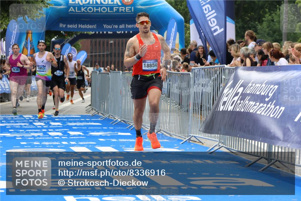 29.06.2025 - hella hamburg halbmarathon Strokosch-Dieckow http://msf.ph/oto/8336916 29.06.2025 10:33:32 Ziel 1053, 1396, 2836, 4602, 8312, 8956, 12595, 14975, 15326, 16931, 17191, 18731, 18854 meine-sportfotos.de