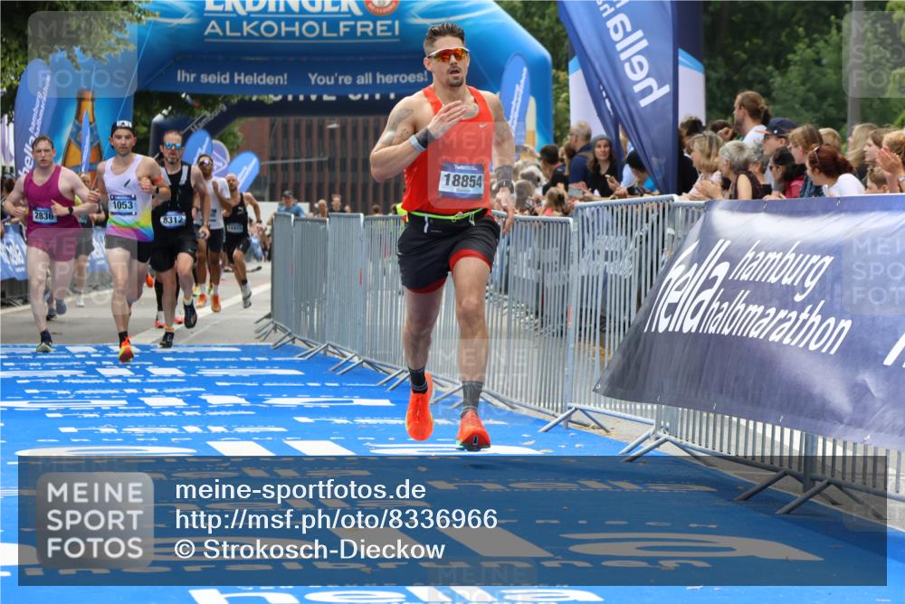 29.06.2025 - hella hamburg halbmarathon Strokosch-Dieckow http://msf.ph/oto/8336966 29.06.2025 10:33:32 Ziel 1053, 1396, 2836, 4602, 8312, 8956, 12595, 14975, 15326, 16931, 17191, 18731, 18854 meine-sportfotos.de