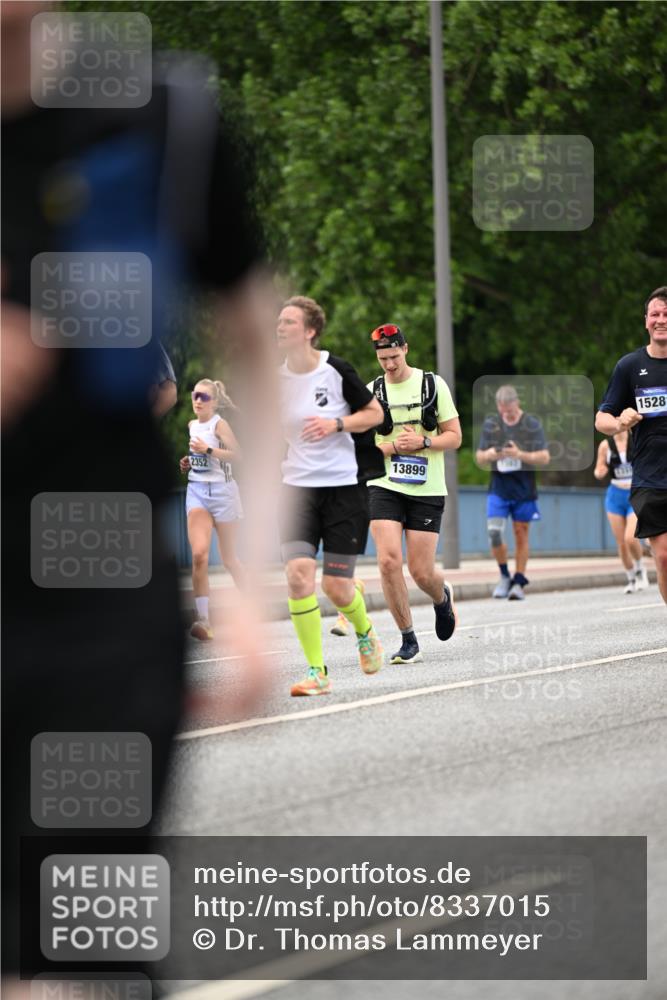 29.06.2025 - hella hamburg halbmarathon Dr. Thomas Lammeyer http://msf.ph/oto/8337015 29.06.2025 10:40:07 Kennedybrücke 1036, 1336, 1717, 2352, 2412, 2588, 2827, 3741, 4413, 5012, 5531, 6021, 6381, 6845, 6867, 6896, 7111, 7275, 7927, 8356, 8567, 8947, 9470, 9819, 10047, 10119, 10567, 11010, 11187, 11198, 11233 meine-sportfotos.de