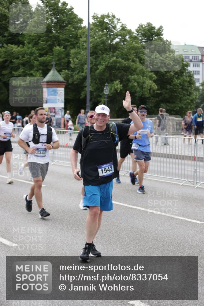 29.06.2025 - hella hamburg halbmarathon Jannik Wohlers http://msf.ph/oto/8337054 29.06.2025 10:41:05 Lombardsbrücke 1314, 1509, 1536, 1542, 1623, 2153, 2258, 3344, 3532, 3533, 3623, 4415, 4610, 5688, 5689, 5928, 5942, 6250, 6793, 6894, 7022, 7023, 8162, 8163, 8586, 8848, 8992, 10181, 10348, 10483, 11011, 11166, 11209, 11371, 11437, 11438, 11482, 12419, 12481, 13018, 13299, 13373, 13444, 13622, 13877, 14037, 14376, 14483, 14608, 14725, 15039, 15224, 15669, 15685, 16021, 16260, 16550, 16559, 17158, 17370, 17636, 17684, 18814, 18888, 18900, 19064 meine-sportfotos.de