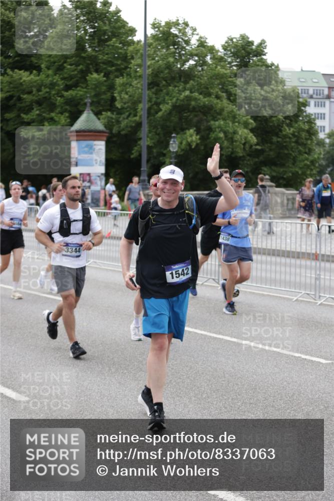29.06.2025 - hella hamburg halbmarathon Jannik Wohlers http://msf.ph/oto/8337063 29.06.2025 10:41:05 Lombardsbrücke 1314, 1509, 1536, 1542, 1623, 2153, 2258, 3344, 3532, 3533, 3623, 4415, 4610, 5688, 5689, 5928, 5942, 6250, 6793, 6894, 7022, 7023, 8162, 8163, 8586, 8848, 8992, 10181, 10348, 10483, 11011, 11166, 11209, 11371, 11437, 11438, 11482, 12419, 12481, 13018, 13299, 13373, 13444, 13622, 13877, 14037, 14376, 14483, 14608, 14725, 15039, 15224, 15669, 15685, 16021, 16260, 16550, 16559, 17158, 17370, 17636, 17684, 18814, 18888, 18900, 19064 meine-sportfotos.de
