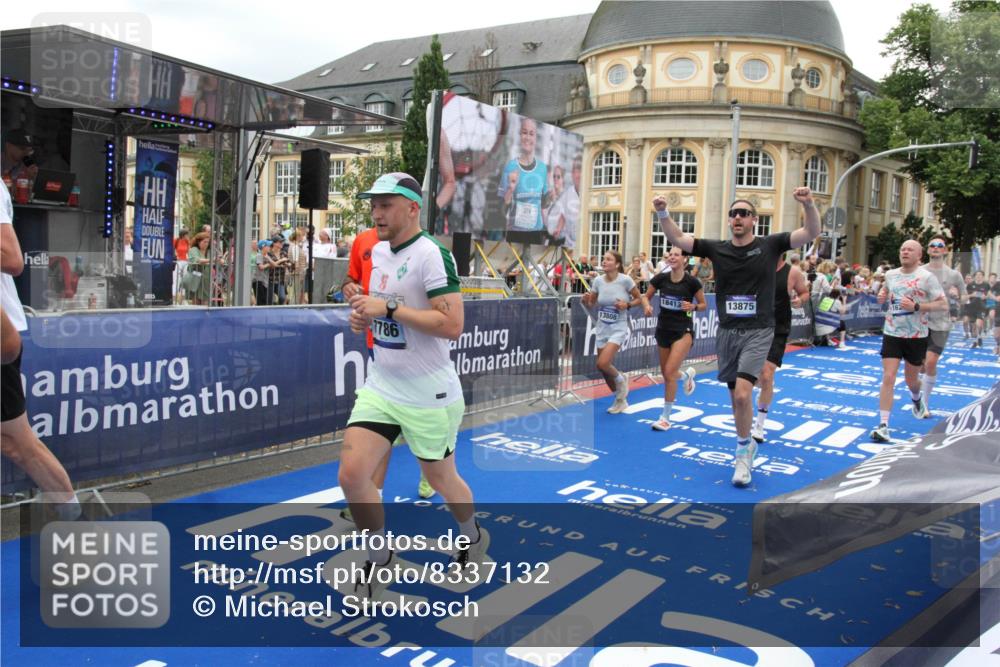 29.06.2025 - hella hamburg halbmarathon Michael Strokosch http://msf.ph/oto/8337132 29.06.2025 10:50:43 Ziel 1399, 1750, 2234, 2788, 4346, 6662, 6712, 7134, 7583, 7786, 7952, 9057, 11356, 13701, 13808, 13875, 15519, 16291, 18006, 18229, 18413, 18820 meine-sportfotos.de