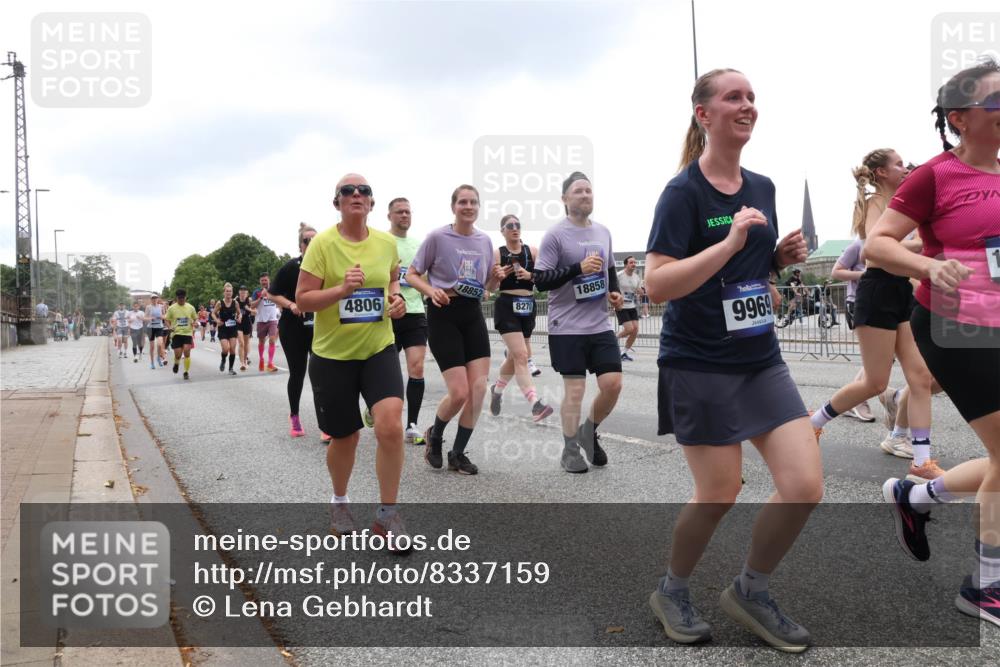 29.06.2025 - hella hamburg halbmarathon Lena Gebhardt http://msf.ph/oto/8337159 29.06.2025 10:47:40 Lombardsbrücke 4806, 18852, 8270, 18858, 9969, 1045, 1246, 1392, 1434, 1463, 1523, 1618, 1639, 1704, 1926, 2148, 2197, 2407, 2491, 2545, 2704, 2790, 2882, 2994, 3049, 3339, 4037, 4184, 4325, 4423, 4806, 4856, 4895, 4974, 4975, 5621, 5622, 5886, 5895, 6255, 6256, 6879, 6995, 7240, 7403, 7427, 7630, 7631, 7970, 8077, 8105, 8131, 8270, 8310, 8550, 8774, 8915, 8953, 9018, 9687, 9696, 9697, 10658, 10991, 11351, 11458, 11730, 11738, 11802, 11909, 12431 meine-sportfotos.de