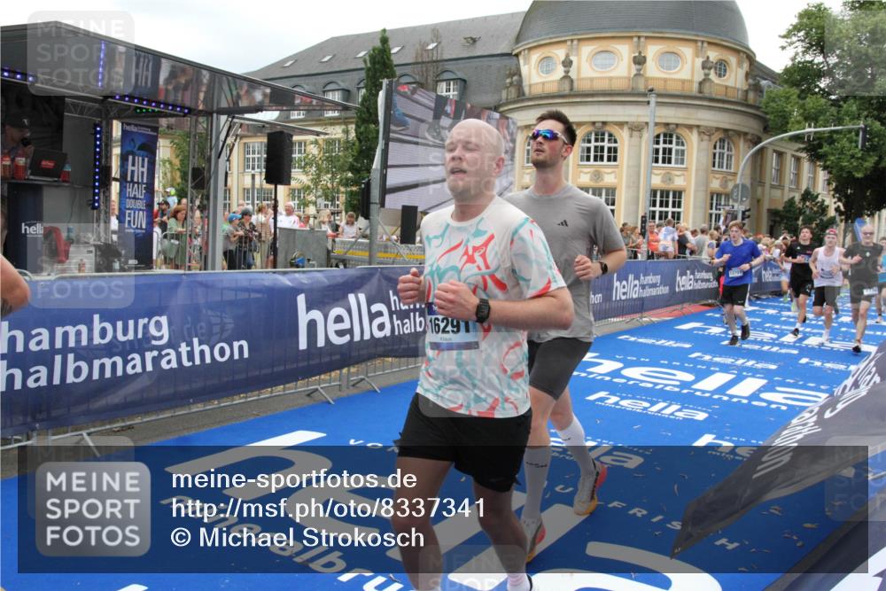 29.06.2025 - hella hamburg halbmarathon Michael Strokosch http://msf.ph/oto/8337341 29.06.2025 10:50:45 Ziel 1399, 2234, 2788, 4346, 6662, 6712, 7134, 7583, 7786, 7952, 8657, 9057, 11356, 13701, 13808, 13875, 15426, 15519, 15720, 16291, 17129, 17908, 18229, 18370, 18413, 18820 meine-sportfotos.de
