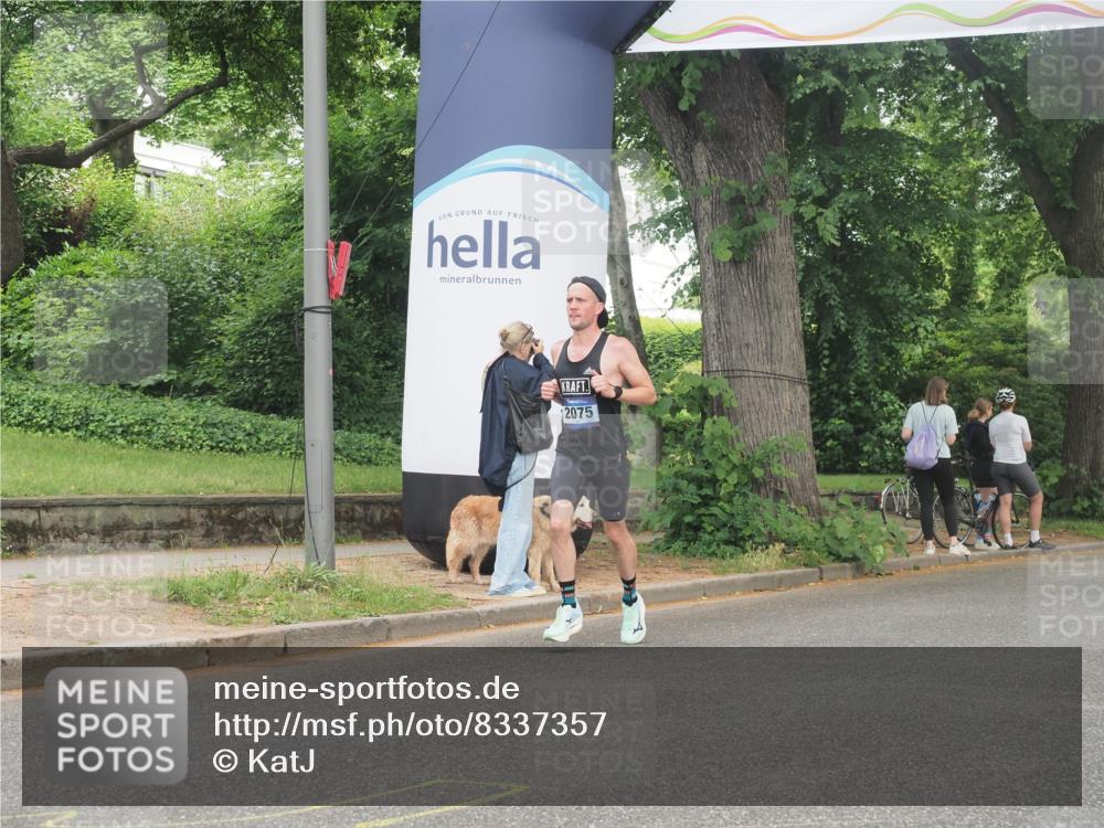 29.06.2025 - hella hamburg halbmarathon KatJ http://msf.ph/oto/8337357 29.06.2025 10:18:27 Zwischen KM18-KM19 3968, 6090 meine-sportfotos.de