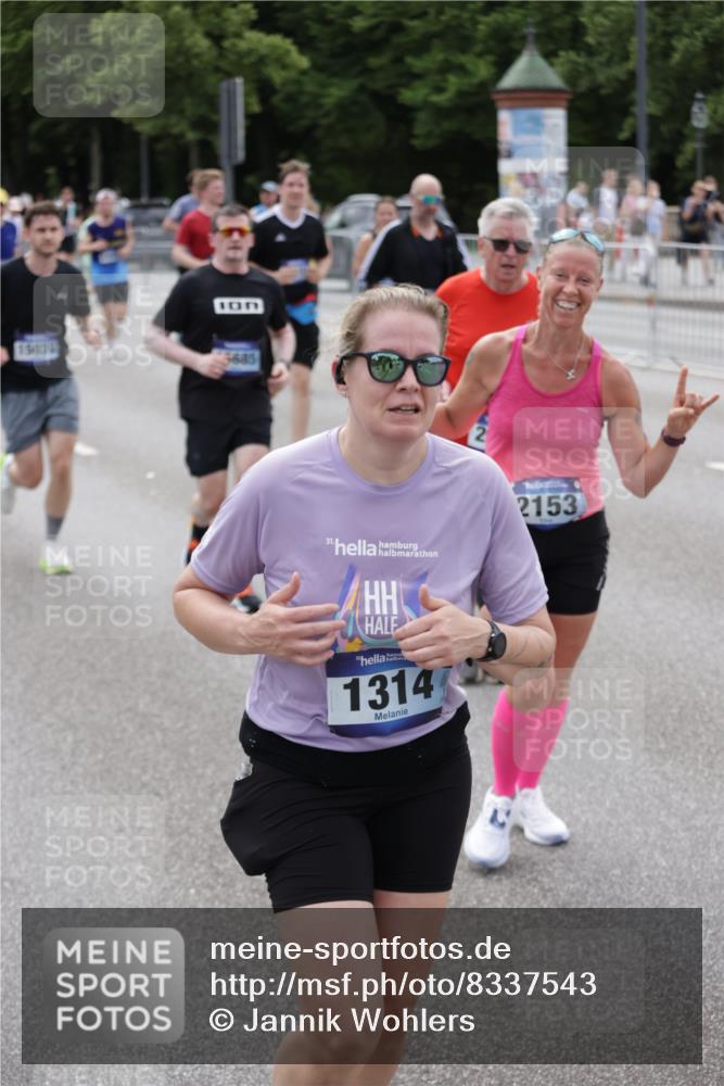 29.06.2025 - hella hamburg halbmarathon Jannik Wohlers http://msf.ph/oto/8337543 29.06.2025 10:41:13 Lombardsbrücke 1314, 1509, 1536, 1542, 1623, 2153, 2258, 3344, 3623, 4415, 4541, 4610, 4787, 6450, 7022, 7023, 7968, 8004, 8162, 8163, 8300, 8301, 8848, 8897, 9588, 10348, 10483, 11011, 11098, 11166, 11209, 11255, 11371, 11437, 11438, 11482, 11943, 12185, 12233, 12419, 12481, 13018, 13444, 13622, 13877, 14005, 14483, 14608, 14725, 14938, 15039, 15669, 15685, 15842, 16021, 16364, 16550, 16568, 17158, 17636, 17684, 18814, 18861, 18900, 18990, 19037, 19057, 19064 meine-sportfotos.de