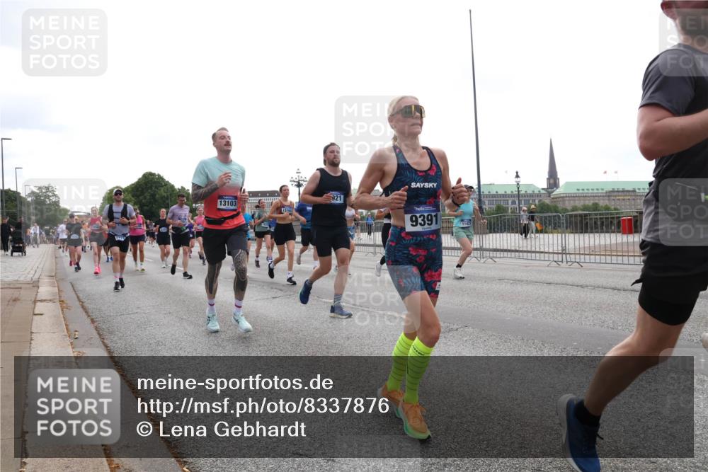 29.06.2025 - hella hamburg halbmarathon Lena Gebhardt http://msf.ph/oto/8337876 29.06.2025 10:38:10 Lombardsbrücke 5713, 13103, 15762, 921, 9391, 11421, 1196, 1394, 1457, 1475, 1578, 1596, 1742, 1791, 1799, 1901, 1966, 1985, 2113, 2151, 2498, 2786, 2853, 3010, 3094, 3095, 3230, 3242, 3246, 3286, 3338, 3635, 3636, 3716, 3777, 3841, 3880, 4159, 4414, 4883, 4921, 5085, 5089, 5139, 5155, 5300, 5522, 5713, 5735, 6199, 6200, 6362, 6697, 6751, 6930, 7117, 7118, 7165, 7244, 7321, 7350, 7552, 7629, 7696, 7868, 7914, 8985, 9247, 9288, 9895, 10159, 10836, 11087, 11543 meine-sportfotos.de