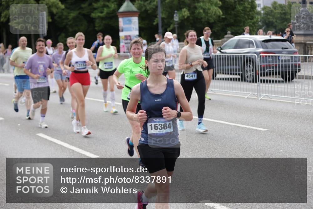 29.06.2025 - hella hamburg halbmarathon Jannik Wohlers http://msf.ph/oto/8337891 29.06.2025 10:41:21 Lombardsbrücke 1314, 1509, 1623, 1648, 1712, 2153, 4541, 4787, 5432, 6137, 6320, 6450, 6618, 7477, 7955, 7968, 8004, 8162, 8163, 8300, 8301, 8443, 8848, 8897, 9467, 9588, 11011, 11098, 11255, 11371, 11482, 11659, 11943, 12185, 12214, 12233, 12419, 12801, 13444, 13772, 14005, 14043, 14872, 14929, 14938, 15039, 15669, 15685, 15842, 15863, 16364, 16568, 17158, 17636, 18861, 18940, 18990, 19037, 19057, 19064 meine-sportfotos.de