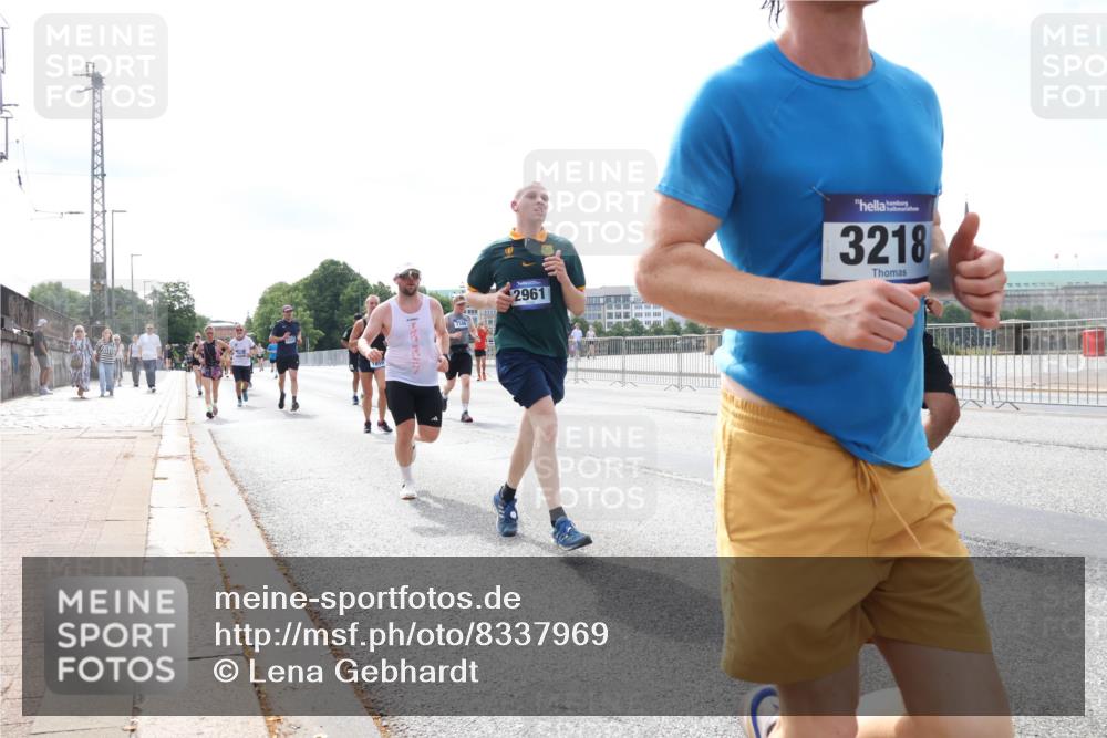 29.06.2025 - hella hamburg halbmarathon Lena Gebhardt http://msf.ph/oto/8337969 29.06.2025 10:13:23 Lombardsbrücke 7346, 2961, 3218, 1007, 1020, 1051, 1747, 1859, 2055, 2721, 2904, 2942, 2961, 3218, 3360, 3728, 3729, 4187, 4532, 4795, 4950, 5232, 5546, 6026, 6489, 6717, 6724, 7346, 7446, 7447, 7460, 7873, 7913, 8279, 8398, 8405, 8913, 9128, 9141, 9527, 9612, 10402, 11720, 12492, 12928, 12929, 13331, 13928, 14404, 15531, 15663, 15922, 16030, 16255, 16323, 16437, 16491, 17472, 17474, 17699, 17988, 18048, 18222, 18231, 18320, 18732 meine-sportfotos.de