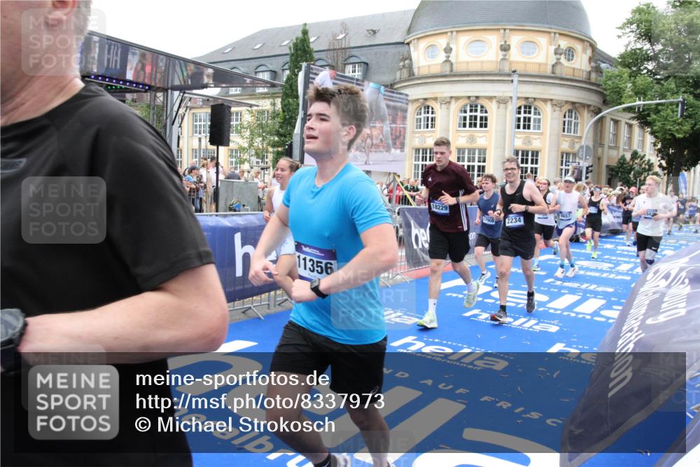 29.06.2025 - hella hamburg halbmarathon Michael Strokosch http://msf.ph/oto/8337973 29.06.2025 10:50:49 Ziel 2234, 2788, 5115, 6712, 7134, 7952, 8657, 10750, 11356, 13701, 15426, 15720, 17129, 17908, 18182, 18229, 18370, 18820 meine-sportfotos.de