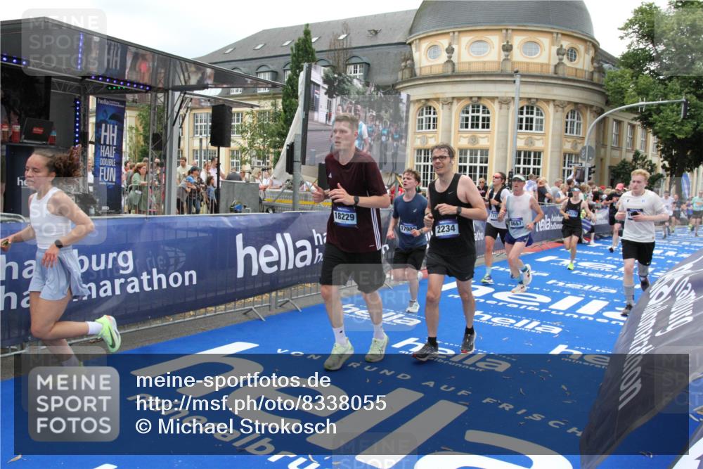 29.06.2025 - hella hamburg halbmarathon Michael Strokosch http://msf.ph/oto/8338055 29.06.2025 10:50:49 Ziel 2234, 2788, 5115, 6712, 7134, 7952, 8657, 10750, 11356, 13701, 15426, 15720, 17129, 17908, 18182, 18229, 18370, 18820 meine-sportfotos.de