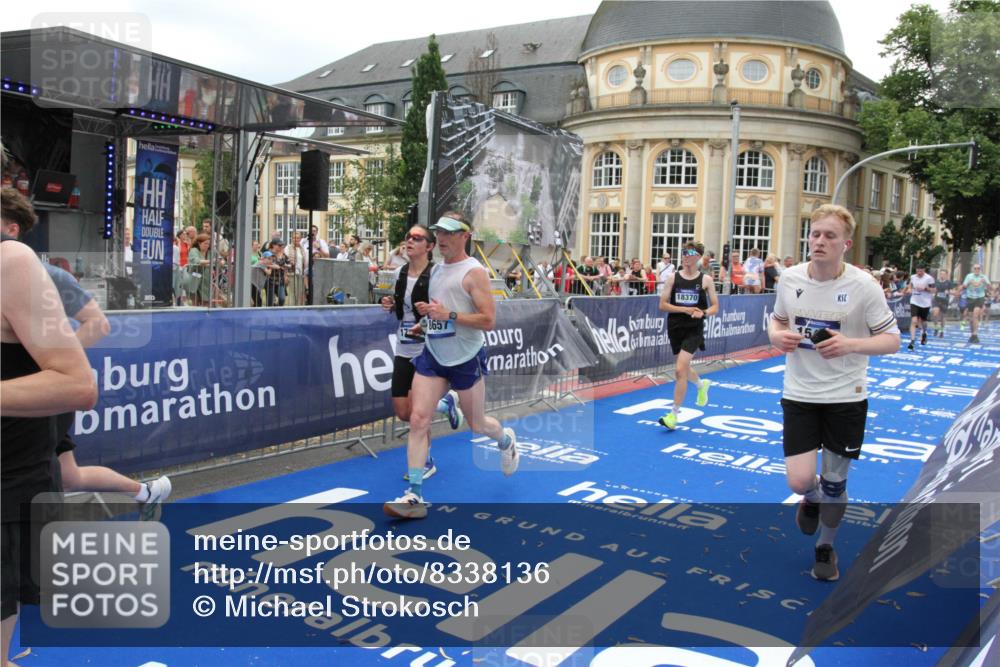 29.06.2025 - hella hamburg halbmarathon Michael Strokosch http://msf.ph/oto/8338136 29.06.2025 10:50:51 Ziel 2234, 2788, 3947, 4839, 5018, 5115, 7052, 8657, 10750, 15426, 15720, 17129, 17908, 18182, 18229, 18370 meine-sportfotos.de