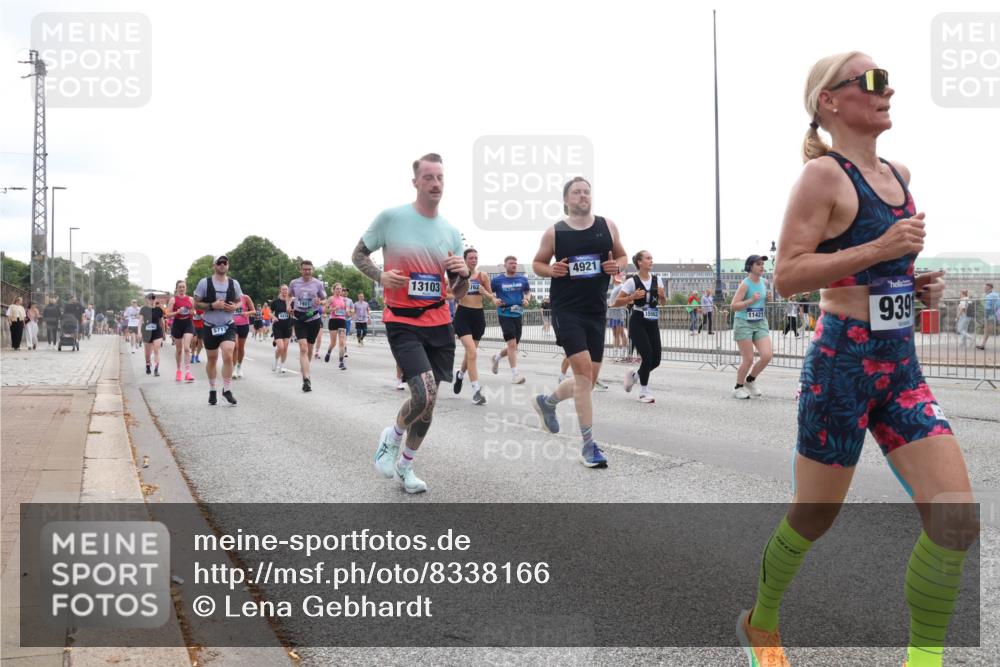 29.06.2025 - hella hamburg halbmarathon Lena Gebhardt http://msf.ph/oto/8338166 29.06.2025 10:38:10 Lombardsbrücke 13103, 762, 4921, 11421, 939, 1196, 1394, 1457, 1475, 1578, 1596, 1742, 1791, 1799, 1901, 1966, 1985, 2113, 2151, 2498, 2786, 2853, 3010, 3094, 3095, 3230, 3242, 3246, 3286, 3338, 3635, 3636, 3716, 3777, 3841, 3880, 4159, 4414, 4883, 4921, 5085, 5089, 5139, 5155, 5300, 5522, 5713, 5735, 6199, 6200, 6362, 6697, 6751, 6930, 7117, 7118, 7165, 7244, 7321, 7350, 7552, 7629, 7696, 7868, 7914, 8985, 9247, 9288, 9895, 10159, 10836, 11087, 11543 meine-sportfotos.de