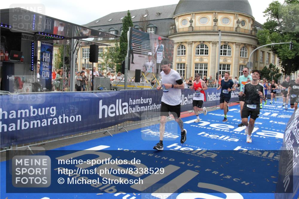 29.06.2025 - hella hamburg halbmarathon Michael Strokosch http://msf.ph/oto/8338529 29.06.2025 10:50:55 Ziel 1466, 3654, 3947, 4839, 5018, 5115, 7052, 8205, 8572, 10750, 11551, 15395, 15643, 18182 meine-sportfotos.de
