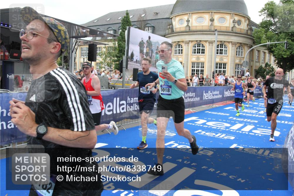 29.06.2025 - hella hamburg halbmarathon Michael Strokosch http://msf.ph/oto/8338749 29.06.2025 10:50:57 Ziel 1466, 2207, 3654, 3947, 4839, 5018, 7052, 7369, 8205, 8572, 10215, 10750, 11551, 13687, 15362, 15395, 15643, 16285, 18182 meine-sportfotos.de