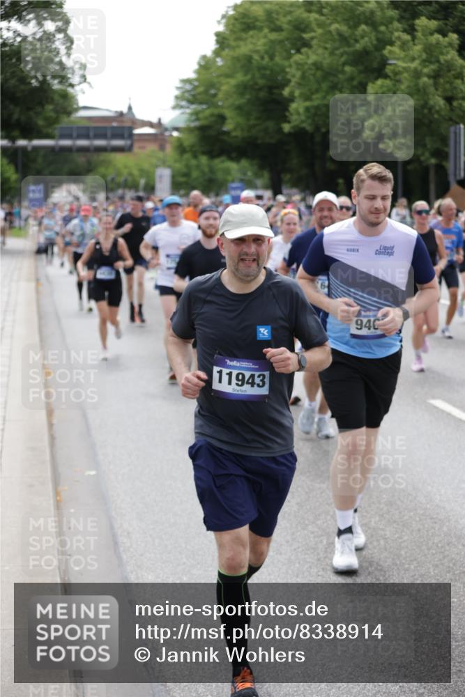29.06.2025 - hella hamburg halbmarathon Jannik Wohlers http://msf.ph/oto/8338914 29.06.2025 10:41:30 Lombardsbrücke 1039, 1648, 1712, 3326, 3459, 3460, 3568, 4541, 4735, 4736, 4787, 5432, 6136, 6137, 6153, 6320, 6430, 6436, 6618, 6846, 7477, 7955, 8300, 8301, 8443, 8897, 8908, 9223, 9467, 9588, 10623, 11017, 11024, 11098, 11207, 11617, 11659, 11943, 12185, 12214, 12233, 12715, 12801, 12802, 13715, 13772, 14005, 14043, 14486, 14872, 14929, 14938, 15842, 15863, 16743, 17423, 17541, 18137, 18940 meine-sportfotos.de