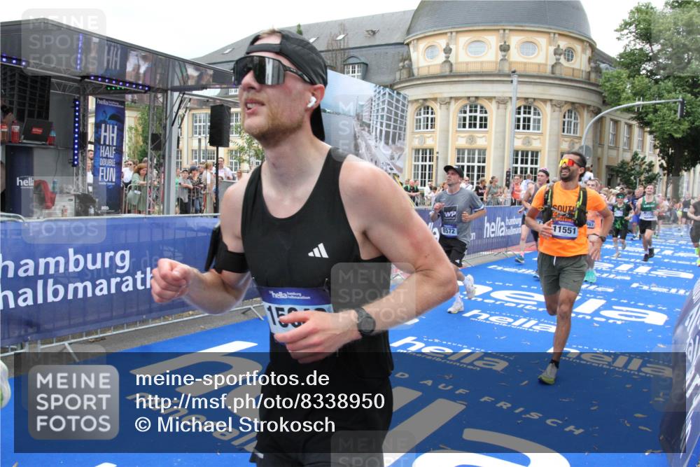 29.06.2025 - hella hamburg halbmarathon Michael Strokosch http://msf.ph/oto/8338950 29.06.2025 10:51:01 Ziel 1466, 1630, 2207, 3654, 7369, 8117, 8205, 8572, 10215, 11551, 12778, 13008, 13687, 14125, 15362, 15395, 15643, 16285, 17221, 18350 meine-sportfotos.de