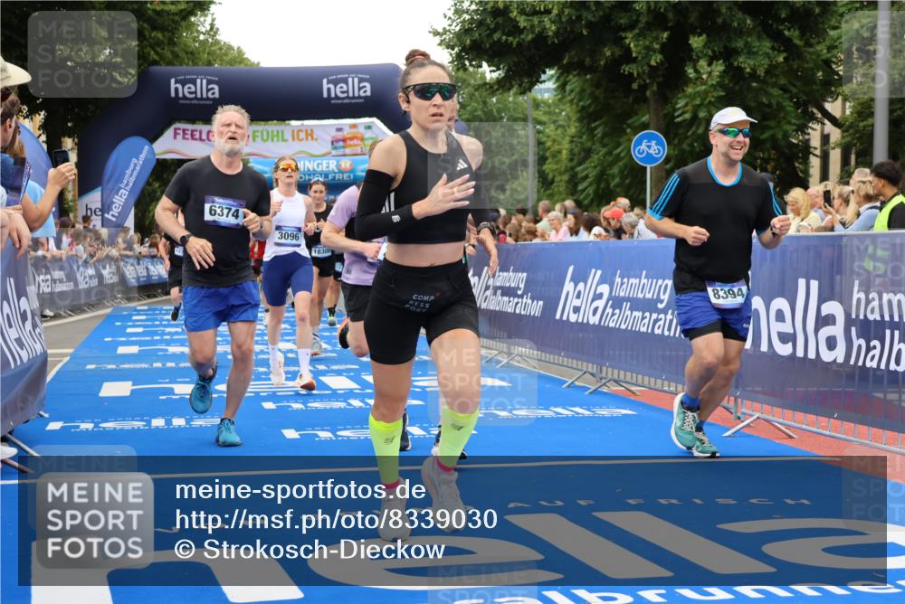 29.06.2025 - hella hamburg halbmarathon Strokosch-Dieckow http://msf.ph/oto/8339030 29.06.2025 10:53:58 Ziel 1151, 1410, 1706, 1815, 1870, 2432, 3096, 3208, 3209, 6356, 6374, 6481, 7395, 7918, 7973, 8394, 9032, 11499, 11789, 12379, 12413, 13032, 13869, 14175, 16477, 16538, 17348, 18308, 18418, 18831, 18879, 18915, 19177 meine-sportfotos.de