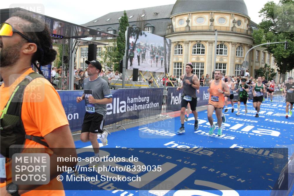 29.06.2025 - hella hamburg halbmarathon Michael Strokosch http://msf.ph/oto/8339035 29.06.2025 10:51:02 Ziel 1630, 2207, 3654, 7369, 8117, 8572, 10215, 11551, 12778, 13008, 13687, 14125, 15362, 15643, 16285, 17221, 18066, 18350 meine-sportfotos.de