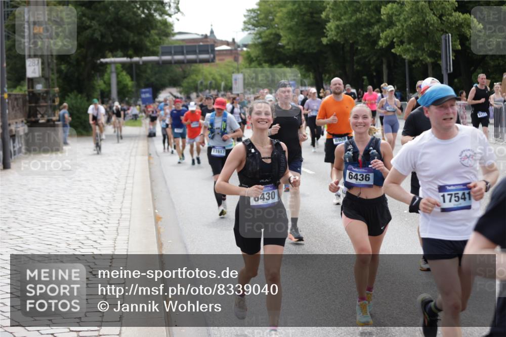 29.06.2025 - hella hamburg halbmarathon Jannik Wohlers http://msf.ph/oto/8339040 29.06.2025 10:41:33 Lombardsbrücke 1039, 1648, 1712, 1752, 2145, 2523, 2974, 3276, 3326, 3459, 3460, 3568, 4735, 4736, 5432, 5671, 6136, 6137, 6153, 6320, 6430, 6436, 6618, 6837, 6846, 7477, 7955, 8300, 8301, 8443, 8897, 8908, 9008, 9223, 9467, 10027, 10623, 11017, 11024, 11207, 11617, 11659, 11840, 11841, 11943, 12214, 12682, 12715, 12725, 12801, 12802, 13715, 13772, 14005, 14043, 14129, 14158, 14486, 14530, 14872, 14929, 14938, 15842, 15863, 16743, 17423, 17541, 18137, 18940 meine-sportfotos.de