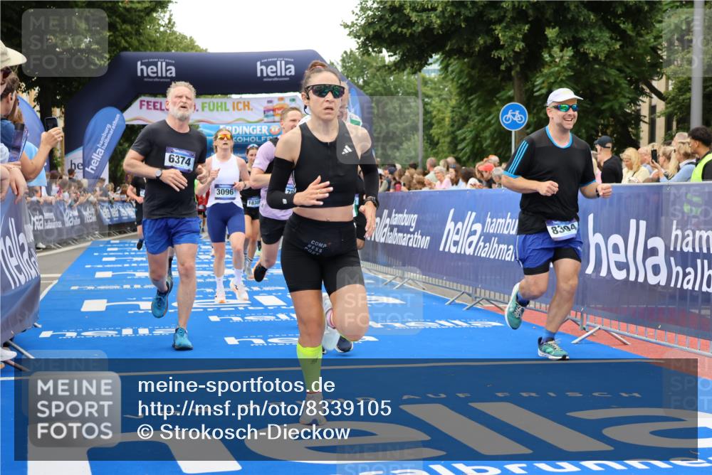 29.06.2025 - hella hamburg halbmarathon Strokosch-Dieckow http://msf.ph/oto/8339105 29.06.2025 10:53:58 Ziel 1151, 1410, 1706, 1815, 1870, 2432, 3096, 3208, 3209, 6356, 6374, 6481, 7395, 7918, 7973, 8394, 9032, 11499, 11789, 12379, 12413, 13032, 13869, 14175, 16477, 16538, 17348, 18308, 18418, 18831, 18879, 18915, 19177 meine-sportfotos.de