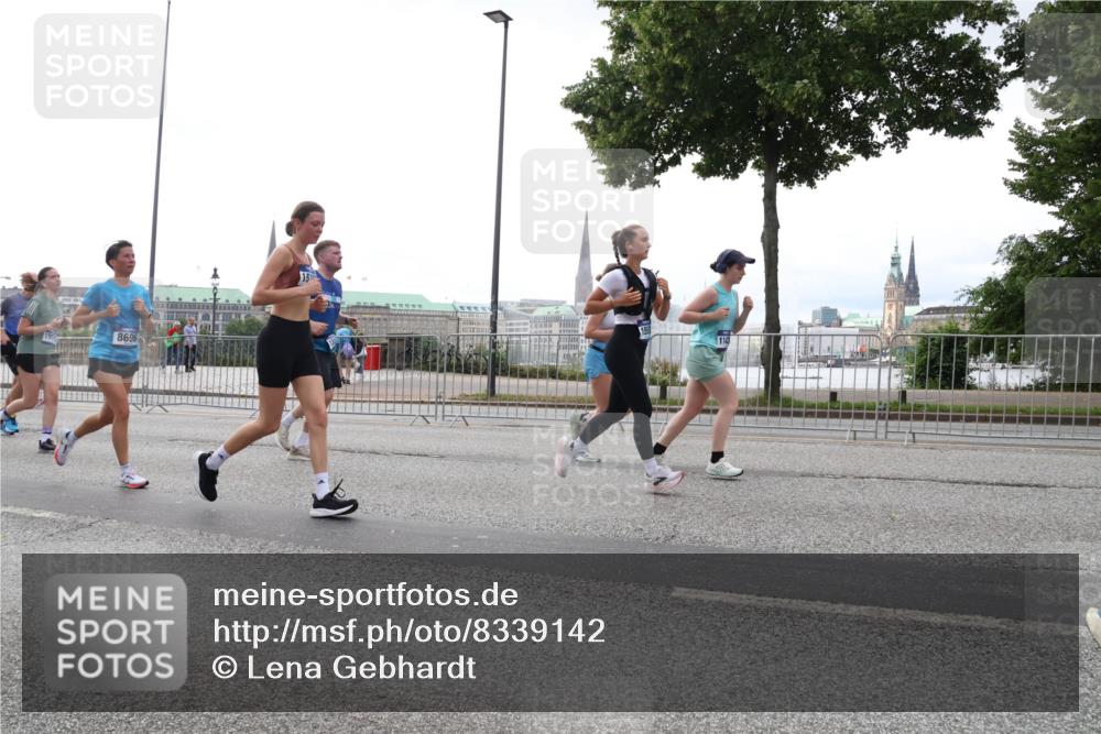 29.06.2025 - hella hamburg halbmarathon Lena Gebhardt http://msf.ph/oto/8339142 29.06.2025 10:38:12 Lombardsbrücke 8696, 15, 1196, 1394, 1457, 1475, 1578, 1596, 1742, 1791, 1799, 1901, 1966, 1985, 2113, 2151, 2498, 2786, 3010, 3094, 3095, 3242, 3246, 3286, 3338, 3635, 3636, 3716, 3777, 3841, 3880, 4139, 4155, 4159, 4414, 4883, 4921, 5085, 5089, 5139, 5155, 5300, 5522, 5713, 5735, 6199, 6200, 6362, 6697, 6751, 6930, 7117, 7118, 7165, 7244, 7321, 7552, 7629, 7696, 7868, 7914, 8985, 9247, 9288, 9895, 10159, 10836, 11087, 11543 meine-sportfotos.de