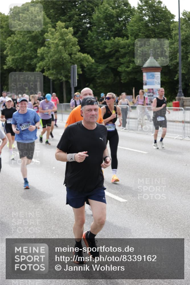 29.06.2025 - hella hamburg halbmarathon Jannik Wohlers http://msf.ph/oto/8339162 29.06.2025 10:41:35 Lombardsbrücke 1039, 1648, 1712, 1752, 2145, 2523, 2974, 3276, 3326, 3459, 3460, 3568, 4329, 4735, 4736, 5432, 5671, 6136, 6137, 6153, 6320, 6430, 6436, 6618, 6837, 6846, 7477, 7955, 8443, 8908, 9008, 9223, 9467, 10027, 10623, 11017, 11024, 11207, 11617, 11659, 11840, 11841, 12162, 12214, 12682, 12715, 12725, 12801, 12802, 13715, 13772, 14043, 14129, 14158, 14381, 14486, 14530, 14872, 14929, 15311, 15863, 16743, 17423, 17541, 18137, 18940 meine-sportfotos.de