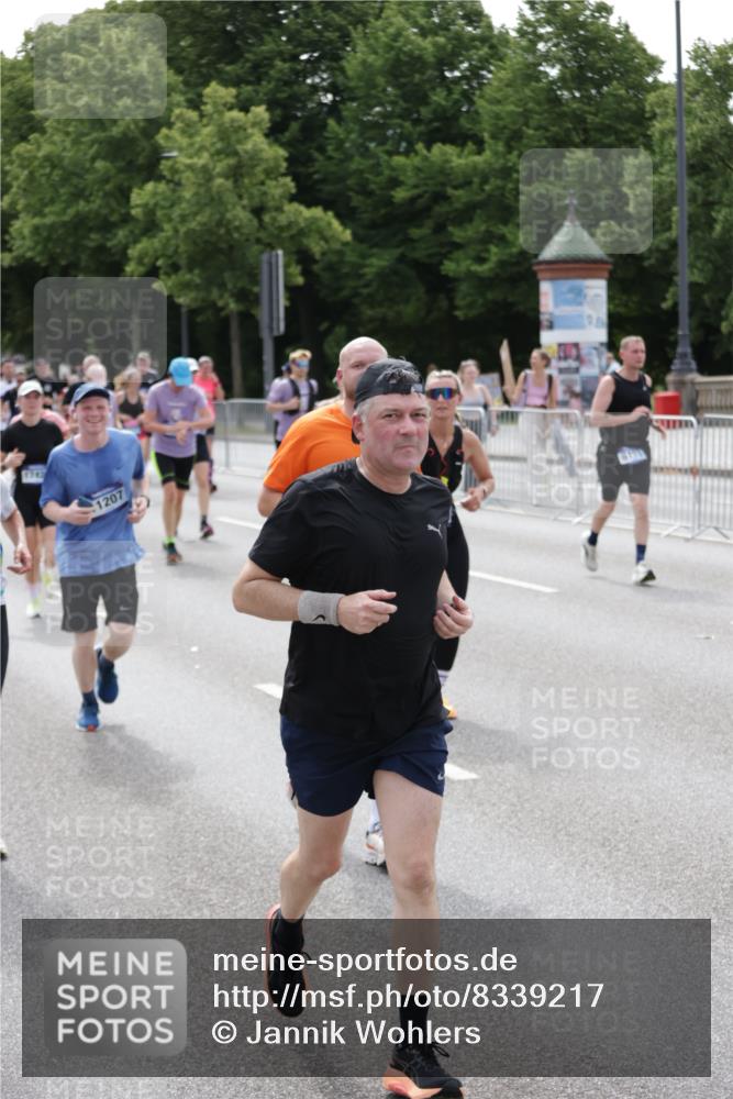 29.06.2025 - hella hamburg halbmarathon Jannik Wohlers http://msf.ph/oto/8339217 29.06.2025 10:41:35 Lombardsbrücke 1039, 1648, 1712, 1752, 2145, 2523, 2974, 3276, 3326, 3459, 3460, 3568, 4329, 4735, 4736, 5432, 5671, 6136, 6137, 6153, 6320, 6430, 6436, 6618, 6837, 6846, 7477, 7955, 8443, 8908, 9008, 9223, 9467, 10027, 10623, 11017, 11024, 11207, 11617, 11659, 11840, 11841, 12162, 12214, 12682, 12715, 12725, 12801, 12802, 13715, 13772, 14043, 14129, 14158, 14381, 14486, 14530, 14872, 14929, 15311, 15863, 16743, 17423, 17541, 18137, 18940 meine-sportfotos.de