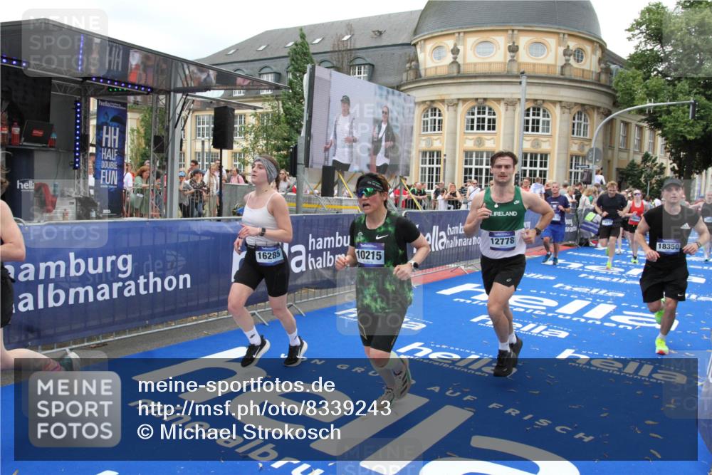 29.06.2025 - hella hamburg halbmarathon Michael Strokosch http://msf.ph/oto/8339243 29.06.2025 10:51:04 Ziel 1630, 2207, 4077, 7369, 8117, 8261, 8572, 8704, 10215, 10508, 10603, 12778, 13008, 13687, 14125, 15362, 16285, 17221, 18066, 18350 meine-sportfotos.de