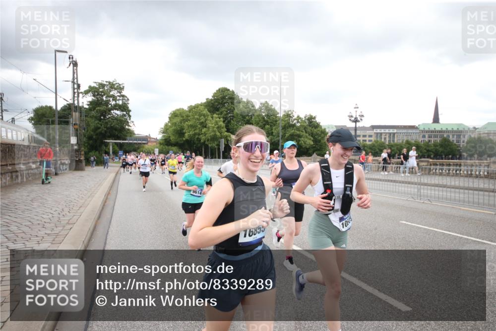 29.06.2025 - hella hamburg halbmarathon Jannik Wohlers http://msf.ph/oto/8339289 29.06.2025 10:55:12 Lombardsbrücke 1616, 1873, 1917, 3101, 3244, 5220, 5222, 5487, 5575, 7548, 7680, 8527, 8626, 8648, 9614, 9618, 9857, 9858, 9956, 10094, 10436, 10438, 10559, 10593, 10885, 12695, 12902, 13504, 14727, 15081, 15116, 15289, 16267, 16336, 16651, 16768, 16855, 16926, 17019, 17392, 17396, 18670, 18907, 18972 meine-sportfotos.de