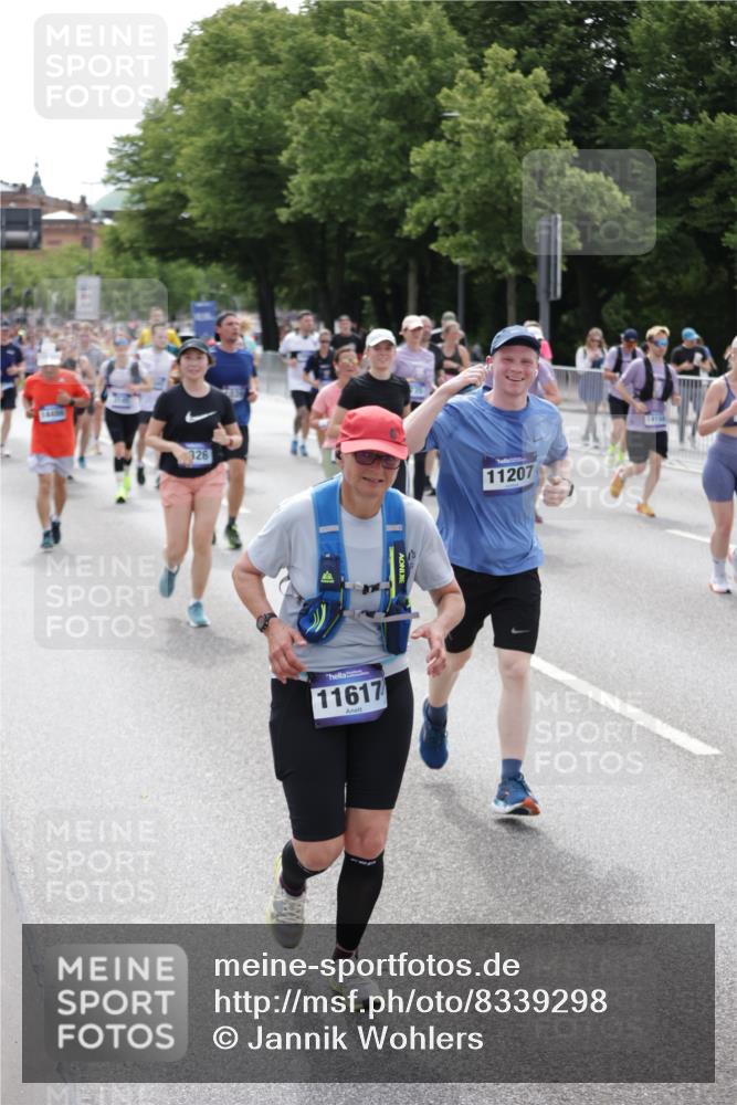 29.06.2025 - hella hamburg halbmarathon Jannik Wohlers http://msf.ph/oto/8339298 29.06.2025 10:41:36 Lombardsbrücke 1039, 1648, 1712, 1752, 2145, 2523, 2974, 3276, 3326, 3459, 3460, 3568, 4329, 4735, 4736, 5671, 6136, 6137, 6153, 6320, 6430, 6436, 6837, 6846, 7955, 8443, 8908, 9008, 9223, 9467, 10027, 10623, 11017, 11024, 11207, 11617, 11659, 11840, 11841, 12162, 12682, 12715, 12725, 12801, 12802, 13715, 13772, 14043, 14129, 14158, 14381, 14486, 14530, 14872, 14929, 15311, 15863, 16743, 17423, 17541, 18137, 18940 meine-sportfotos.de
