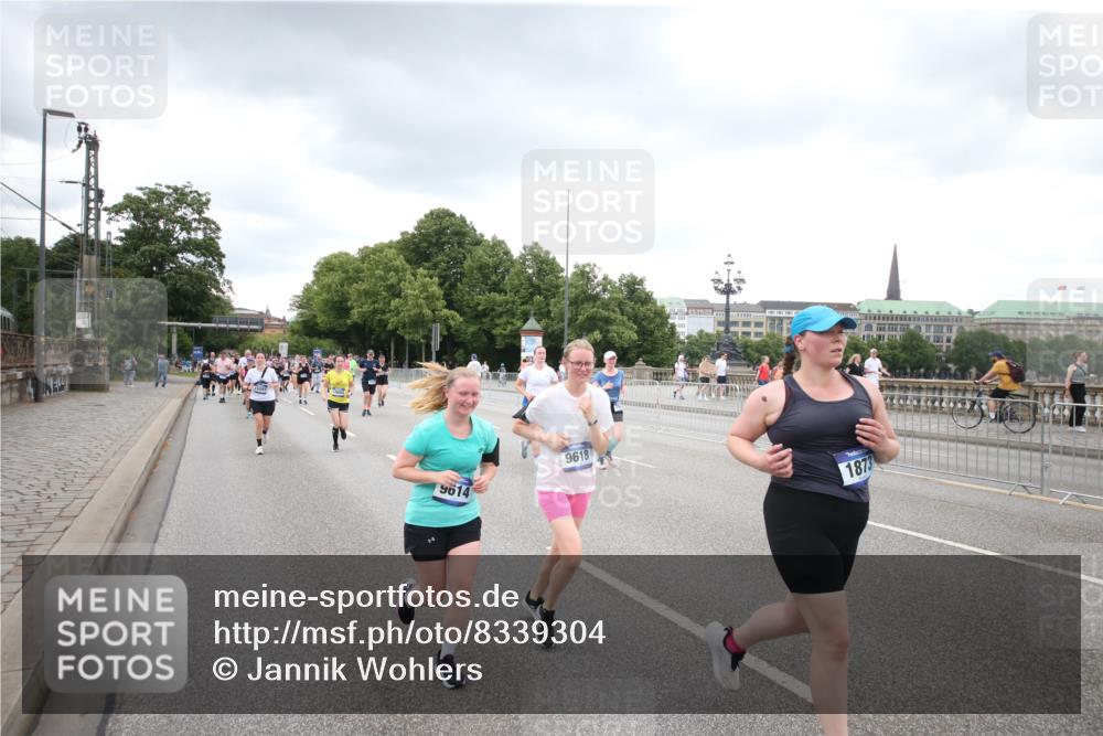 29.06.2025 - hella hamburg halbmarathon Jannik Wohlers http://msf.ph/oto/8339304 29.06.2025 10:55:13 Lombardsbrücke 1616, 1873, 1917, 3101, 3244, 5220, 5222, 5487, 5575, 6257, 7548, 8527, 8626, 8648, 9548, 9614, 9618, 9857, 9858, 9956, 10094, 10436, 10438, 10559, 10593, 10885, 12695, 12902, 13504, 15081, 15116, 15289, 16267, 16336, 16651, 16768, 16855, 16926, 17019, 17392, 17396, 18670, 18907, 18972 meine-sportfotos.de