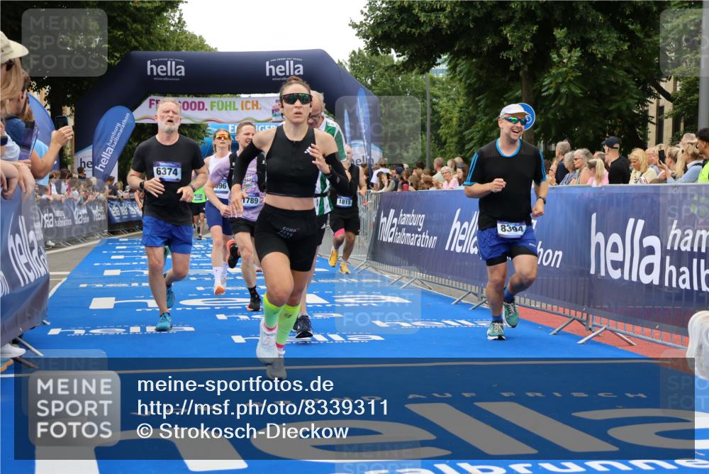 29.06.2025 - hella hamburg halbmarathon Strokosch-Dieckow http://msf.ph/oto/8339311 29.06.2025 10:53:58 Ziel 1151, 1410, 1706, 1815, 1870, 2432, 3096, 3208, 3209, 6356, 6374, 6481, 7395, 7918, 7973, 8394, 9032, 11499, 11789, 12379, 12413, 13032, 13869, 14175, 16477, 16538, 17348, 18308, 18418, 18831, 18879, 18915, 19177 meine-sportfotos.de