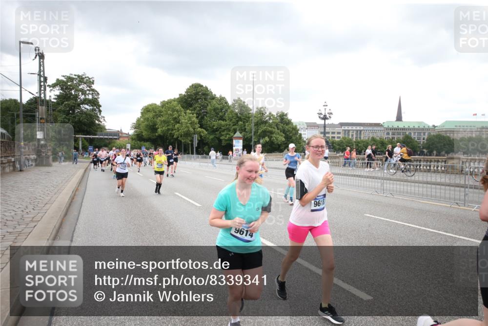 29.06.2025 - hella hamburg halbmarathon Jannik Wohlers http://msf.ph/oto/8339341 29.06.2025 10:55:13 Lombardsbrücke 1616, 1873, 1917, 3101, 3244, 5220, 5222, 5487, 5575, 6257, 7548, 8527, 8626, 8648, 9548, 9614, 9618, 9857, 9858, 9956, 10094, 10436, 10438, 10559, 10593, 10885, 12695, 12902, 13504, 15081, 15116, 15289, 16267, 16336, 16651, 16768, 16855, 16926, 17019, 17392, 17396, 18670, 18907, 18972 meine-sportfotos.de