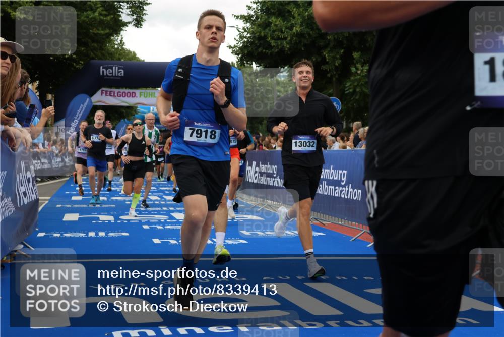 29.06.2025 - hella hamburg halbmarathon Strokosch-Dieckow http://msf.ph/oto/8339413 29.06.2025 10:53:56 Ziel 1151, 1706, 1815, 1870, 2432, 3096, 6356, 6374, 6481, 7395, 7918, 7973, 8394, 9032, 10891, 11499, 11789, 12379, 12413, 13032, 13869, 14026, 14175, 16477, 16538, 17348, 18308, 18418, 18831, 18879, 18915, 19177 meine-sportfotos.de
